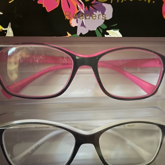 Set of three Betsy Johnson readers - Picture 3 of 6